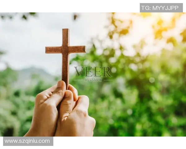 足球球星献身信仰以十字架为背景展现宗教与运动精神的完美融合 足球球星献身信仰以十字架为背景展现宗教与运动精神的完美融合